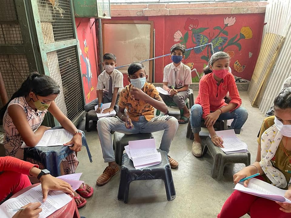 Schüler und Schülerinnen von Calcutta Rescue füllen die Umfrage aus.